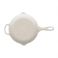Le Creuset Skillet Koekenpan ø 23 Cm Gietijzer Meringue 7 Le Creuset Skillet Koekenpan ø 23 Cm Gietijzer Meringue -Keukenbenodigdheden Winkel 20182237160422 le creuset signature cast iron round skillet 23cm meringue 2