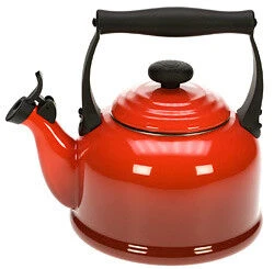 Le Creuset Tradition Fluitketel 2,1 Liter Staal Kersrood 3 Le Creuset Tradition Fluitketel 2,1 Liter Staal Kersrood