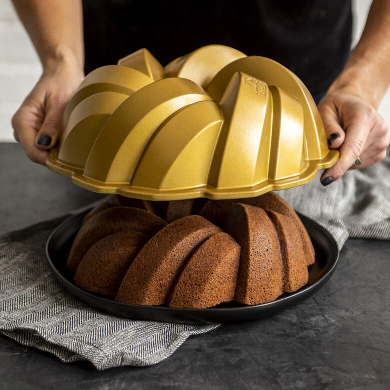 Nordic Ware Braided Bundt Tulband ø 26 Cm Gietaluminium Goudkleurig 6 Nordic Ware Braided Bundt Tulband ø 26 Cm Gietaluminium Goudkleurig - Afbeelding 4
