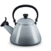 Le Creuset Kone Fluitketel 1,6 Liter Staal Mist Grey 2 Le Creuset Kone Fluitketel 1,6 Liter Staal Mist Grey -Keukenbenodigdheden Winkel lc 20201215 zs ps fs 40101025410000 001