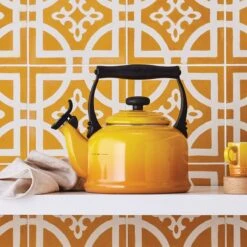 Le Creuset Tradition Fluitketel 2,1 Liter Staal Nectar -Keukenbenodigdheden Winkel le creuset tradition fluitketel 2 1 liter staal nectar 1